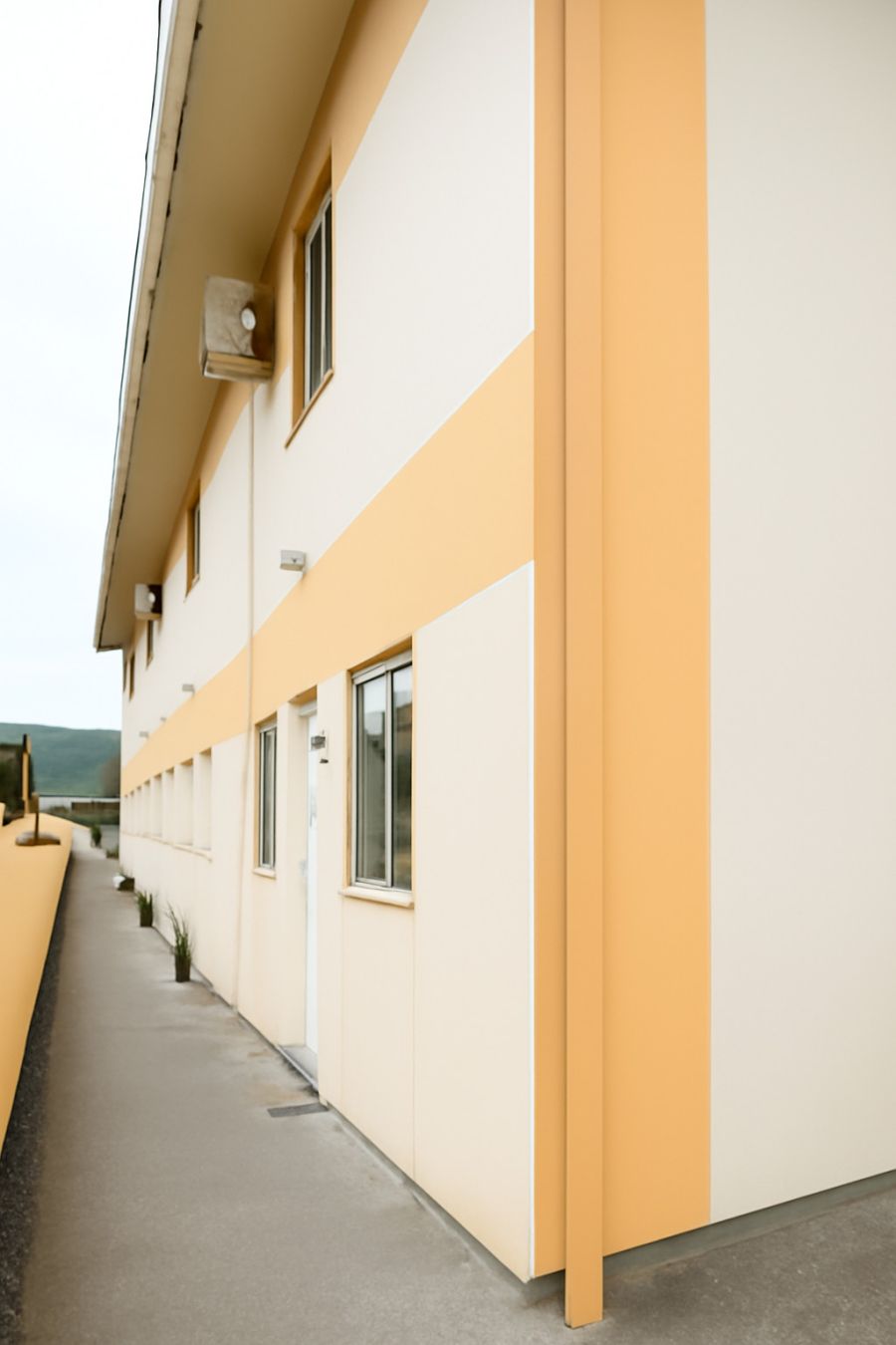 Residencial Barcelona em Forquilhas: Sobrado moderno com entrada individual e vaga de garagem privativa. Diga adeus ao condom�nio.