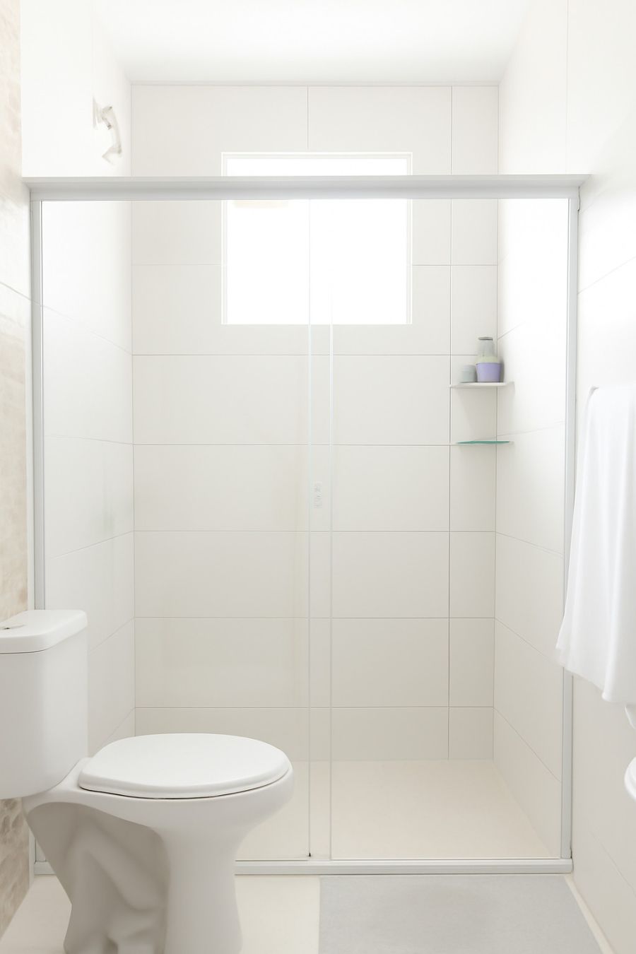 Lavabo Social no T�rreo: Um diferencial raro em 63m�. Suas visitas utilizam este banheiro, mantendo a total privacidade dos quartos no andar superior.