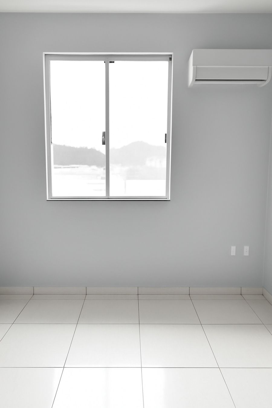 Dormit�rio de Casal Amplo: Espa�o planejado para cama Queen e arm�rios grandes, com excelente ventila��o e ilumina��o natural.