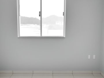 Dormit�rio de Casal Amplo: Espa�o planejado para cama Queen e arm�rios grandes, com excelente ventila��o e ilumina��o natural.